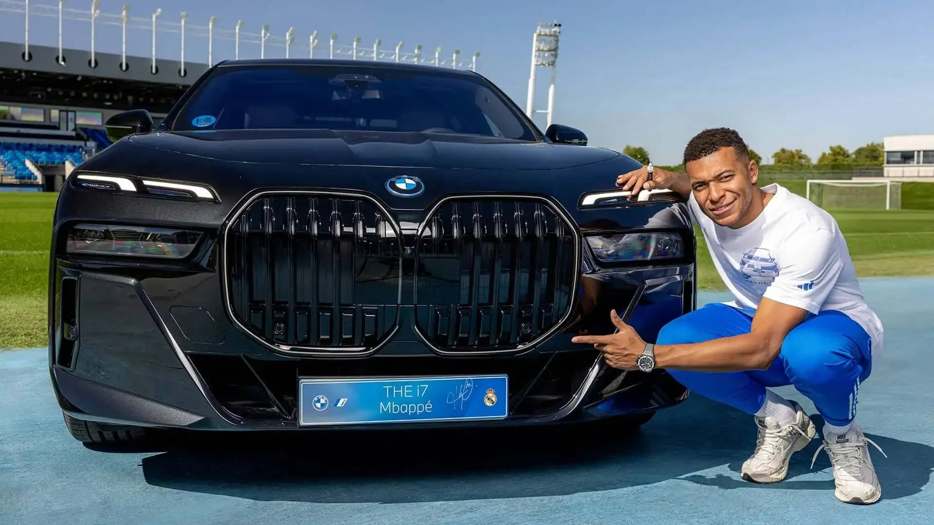 kylian-mbappe-mit-seinem-bmw-i7