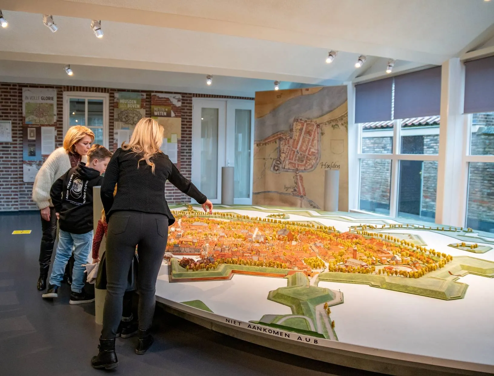 toeristen bekijken de maquette bij tip heusden