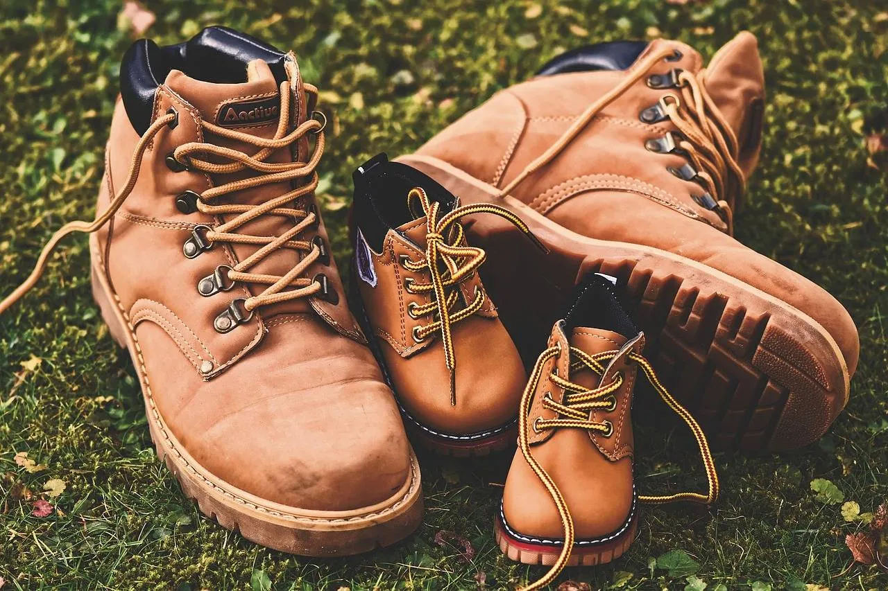 hiking shoes 3853326 1280