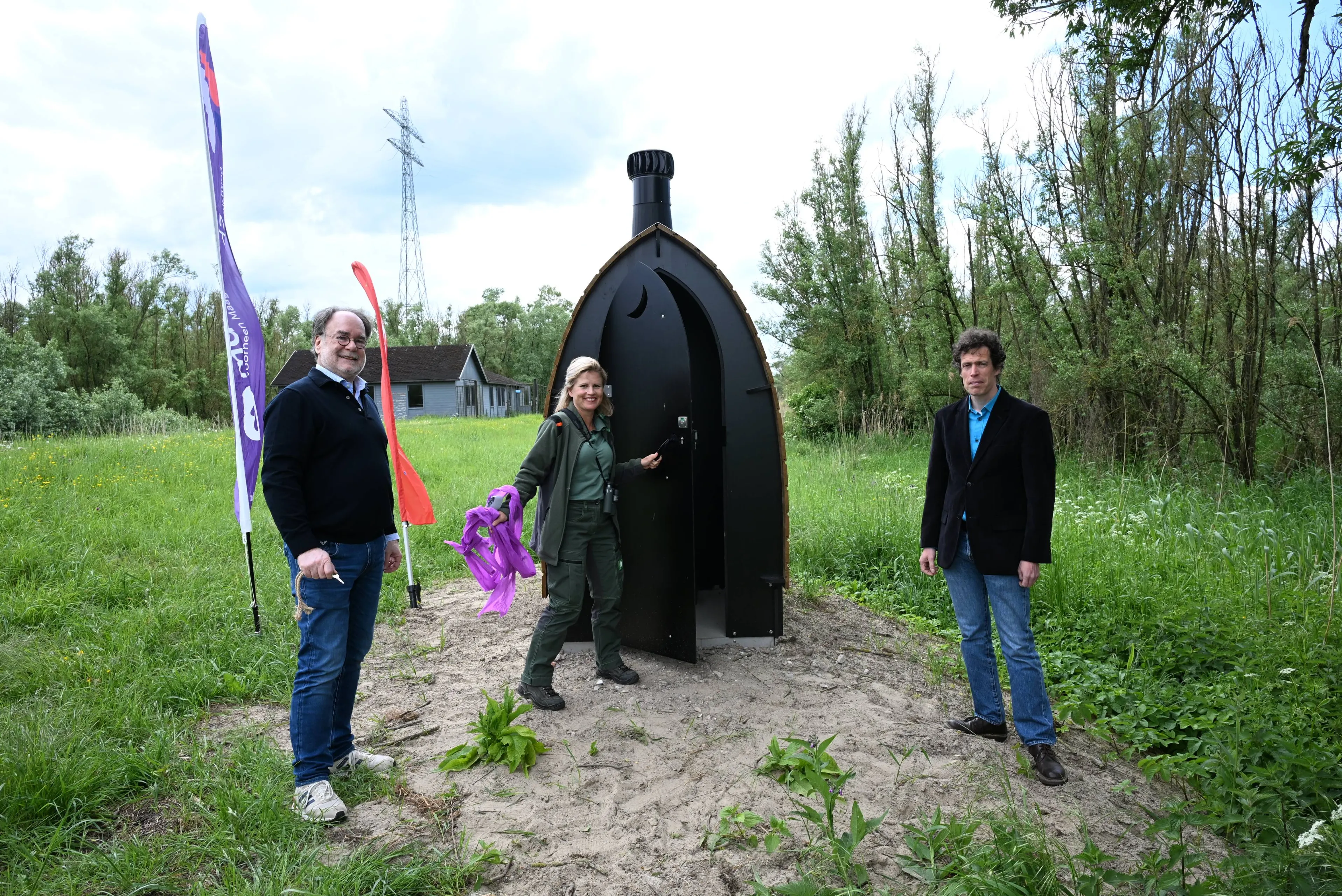 Opening Natuurtoilet Biesbosch, vlnr wethouder Patrick Akkermans, Cynthia van 't Hoff (Staatsbosbeheer) en Ivo Thonon (MDL Fonds) - Foto Gerard van Vugt
