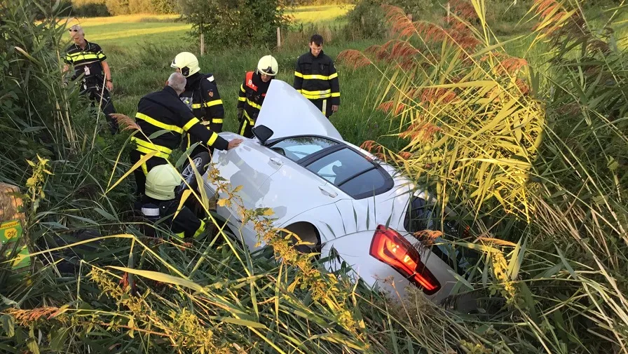 auto in sloot rijen