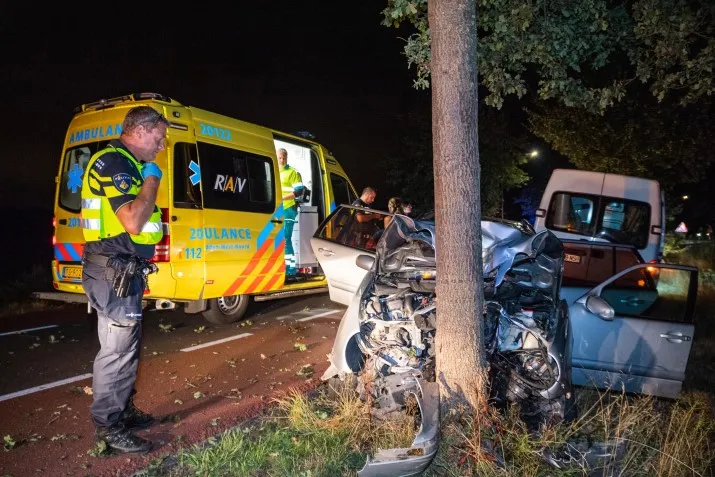 auto tegen boom lijndonk