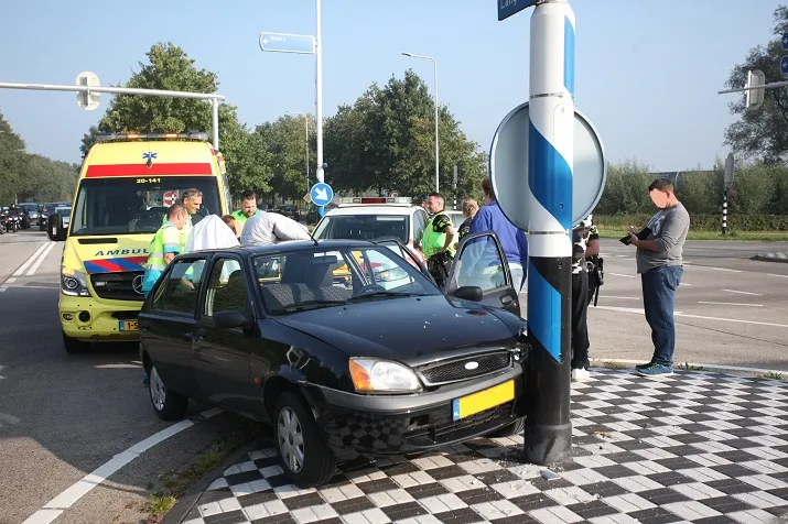 auto tegen paal gilze
