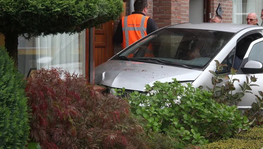 auto tegen woning 3