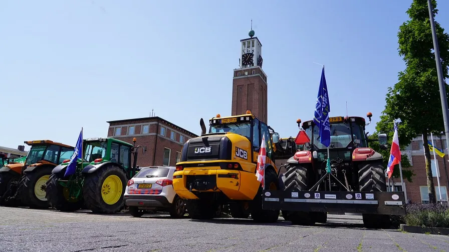 boeren voor gemeentehuis