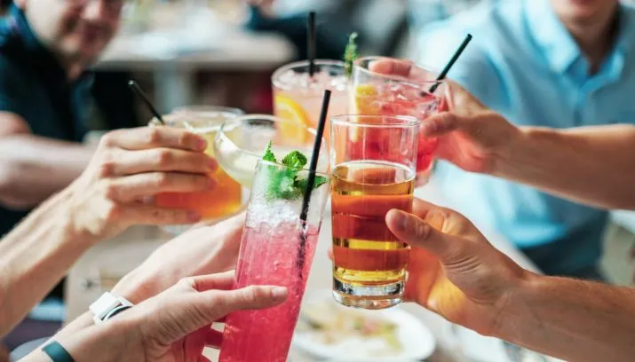 cocktails drinken proosten hq pixabay 715x408