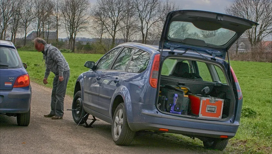 foto onderzoek sabotage autos defensiepersoneel gilze rijen en woensdrecht