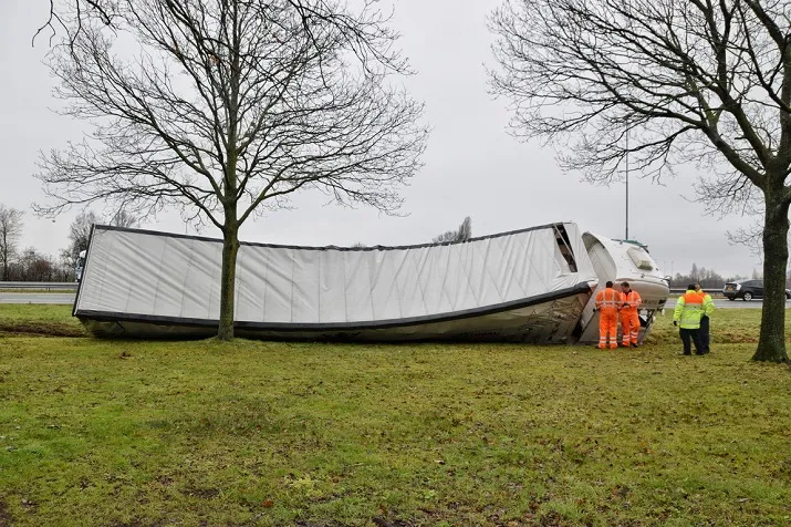 gekantelde vrachtwagen a58 molenshot