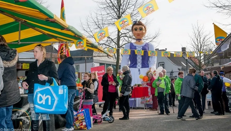 gullemoei op het plein40790