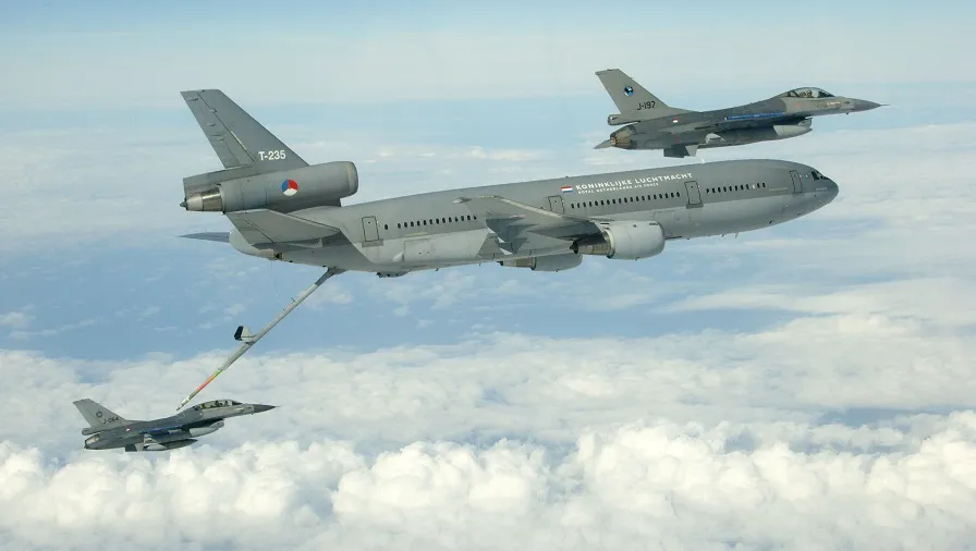 kdc 10 s kunnen vliegtuigen in de lucht bijtanken zoals hier een f 16 jachtvliegtuig