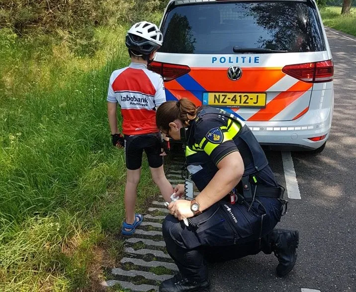 loslopende hond bijt wielrenner 1