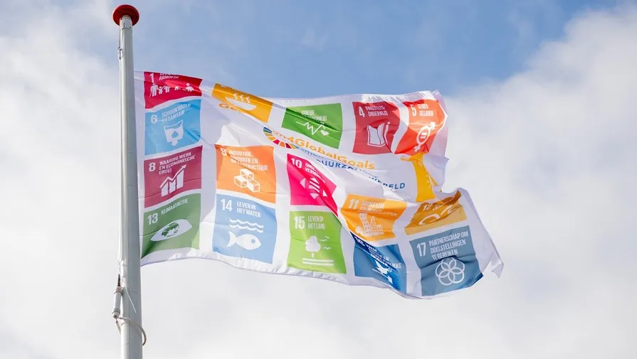 lr de global goals vlag wappert voor het gemeentehuis van gilze en rijen16850