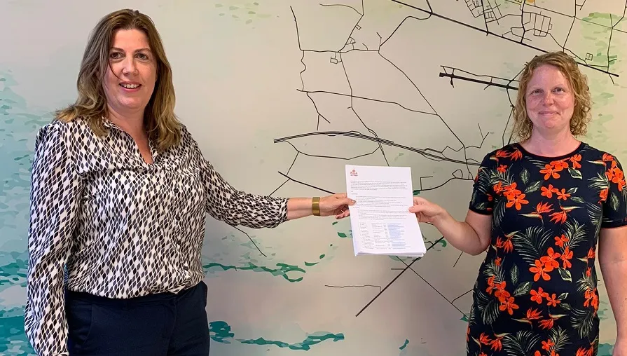 overhandiging petitie aan wethouder 1