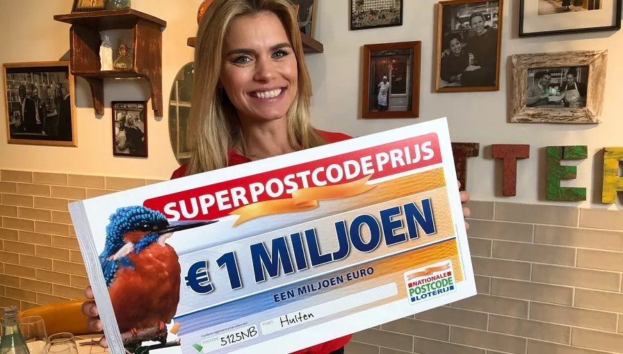 postcode loterij ambassadeur nicolette van dam met de superpostcodeprijs cheque
