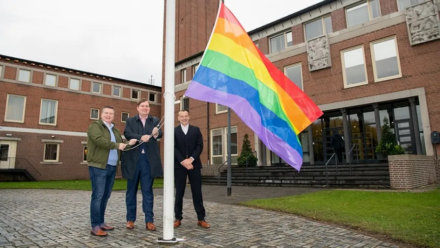 regenboogvlag gehesen voor coming out day