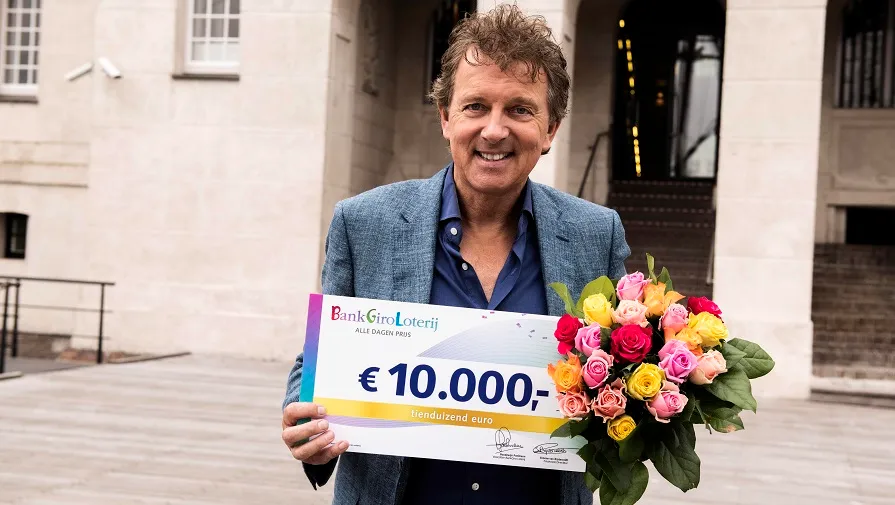 stockfoto bankgiro loterij ambassadeur robert ten brink 10000 euro 2