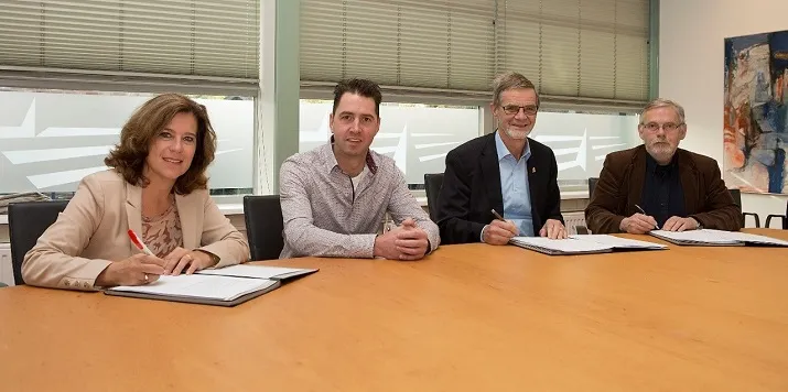 thumbnail foto20ondertekening20overeenkomst20door20wethouder20a20zwarts20gilze20en20rijen1