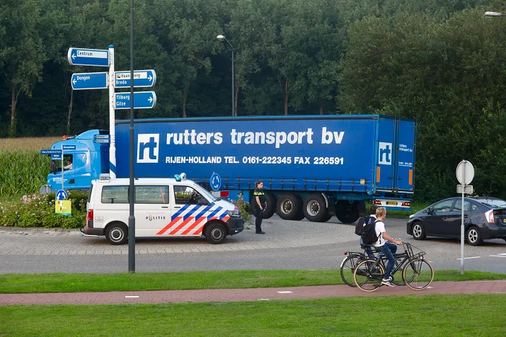 vrachtwagen blokkeert rontonde in rijen