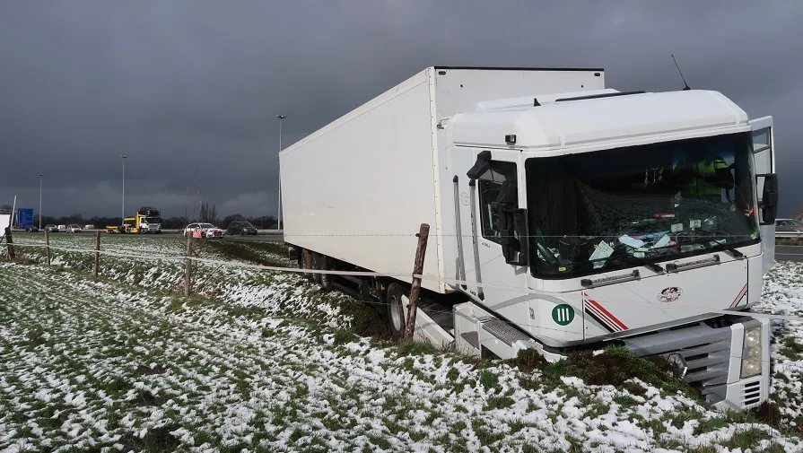 vrachtwagen in sloot a58 gilze