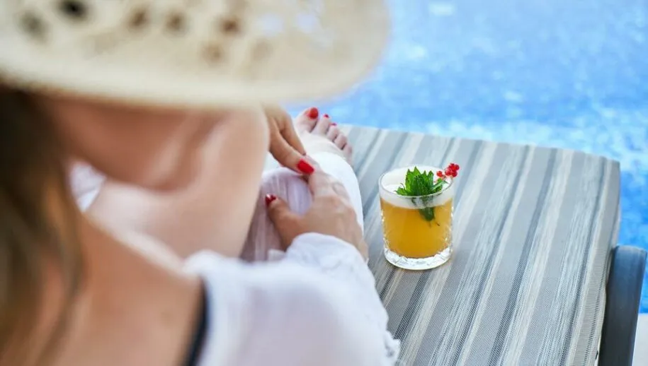 woman 4373078 960 720 915x518 1