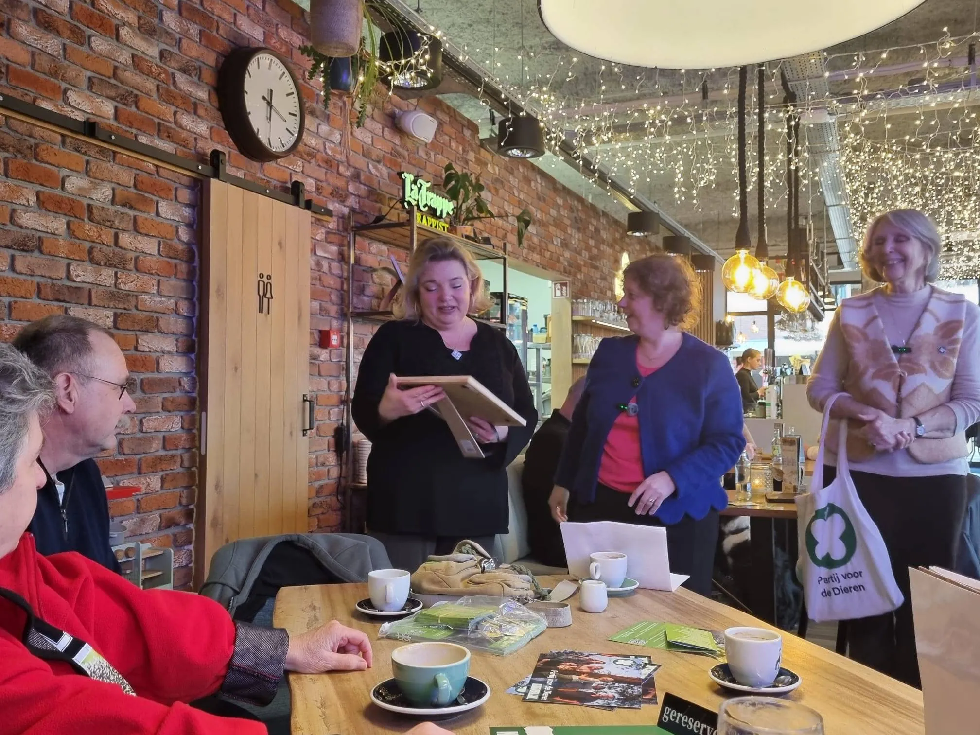 Rina, Ellen en Marian met oorkonde