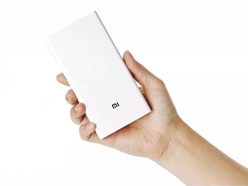 20000 mi power bank hands