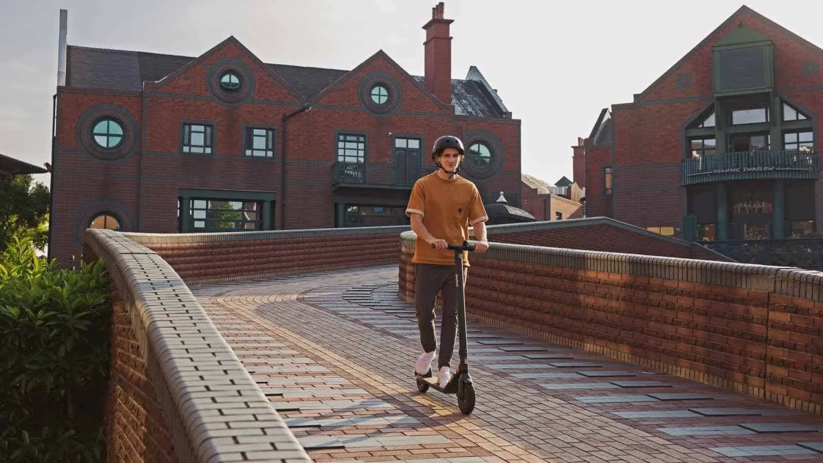 4884408 ninebot kickscooter e25 electric scooter lifestyle 2