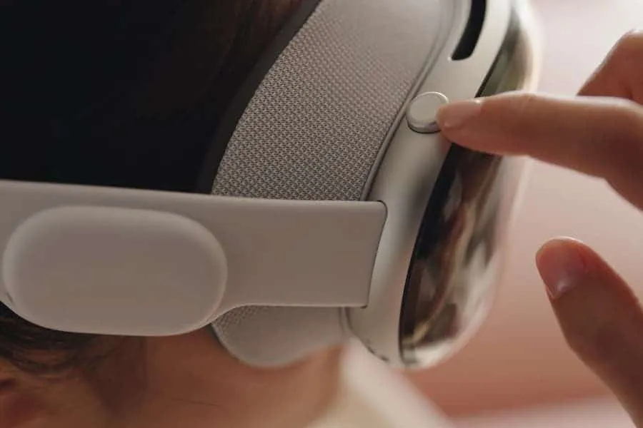 apple vision pro dial for switching virtual and augmented reality