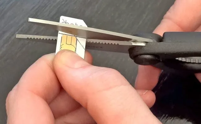 how to cut your own sim using scissors