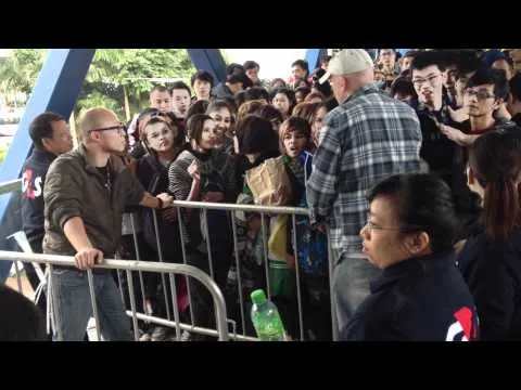 over 3000 people are waiting for the iphone 4s in hong kong and apple cant cope