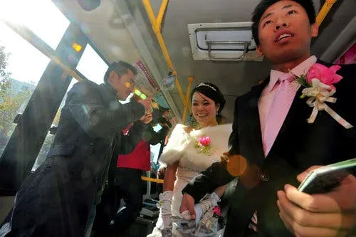 qingdao couple get married on the bus