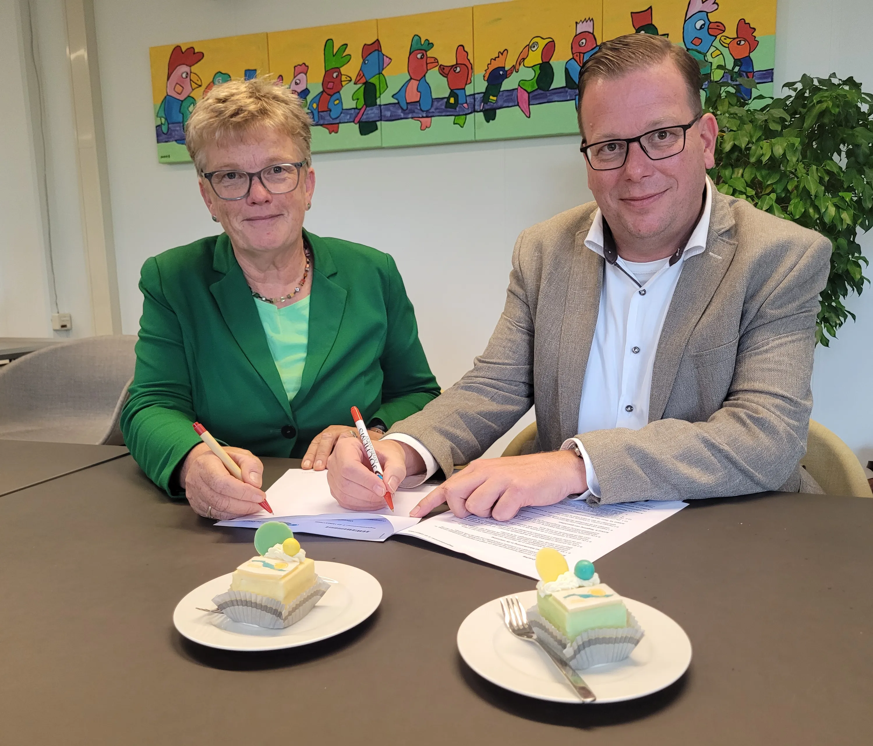 vz tea both en wethouder bruggeman ondertekenen de overeenkomst