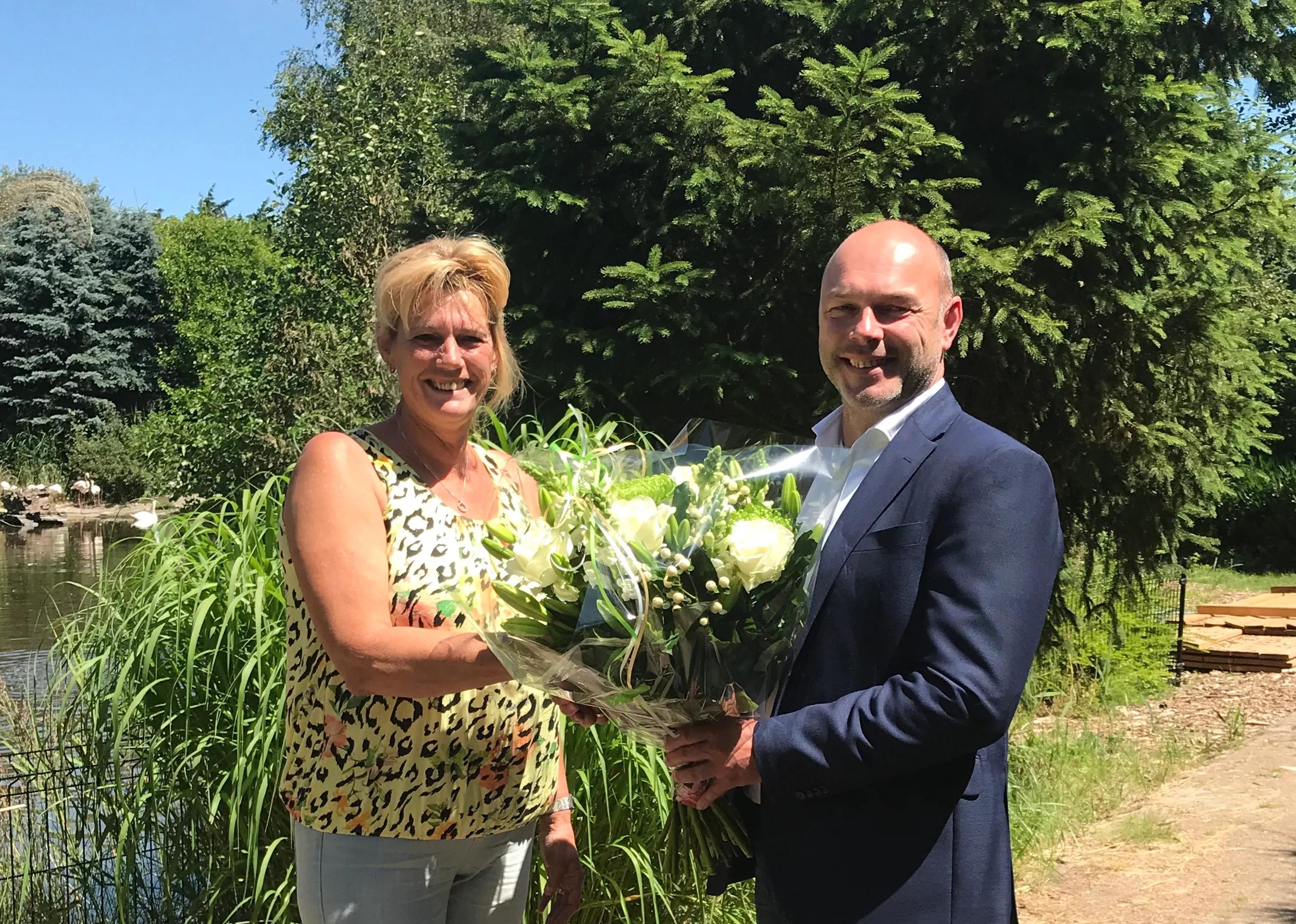 wethouder van der vlugt feliciteert eigenaresse faunapark flakkee1 e1530276928396