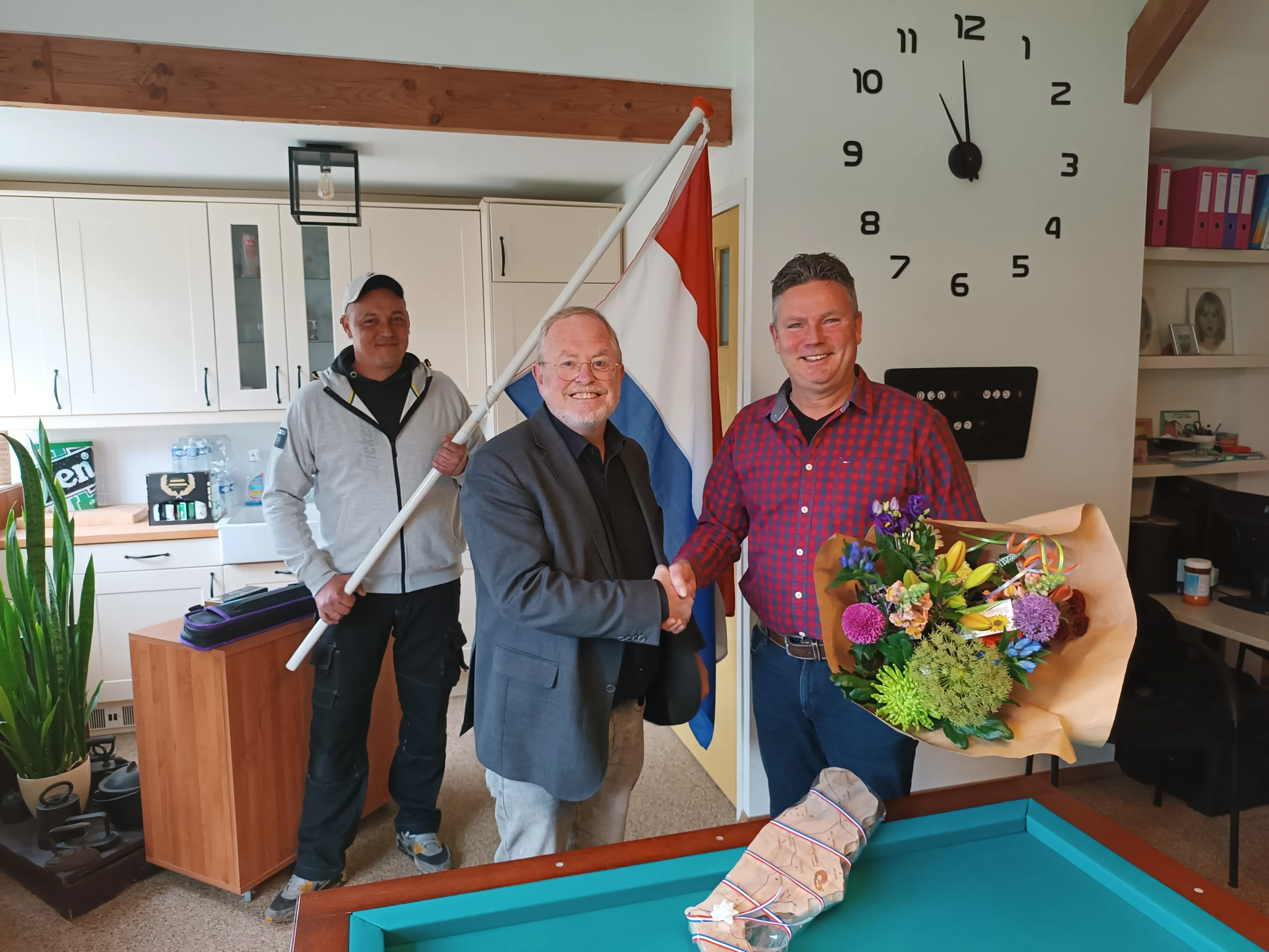 1 wethouder jaap willem eijkenduijn feliciteert remko van oosterom