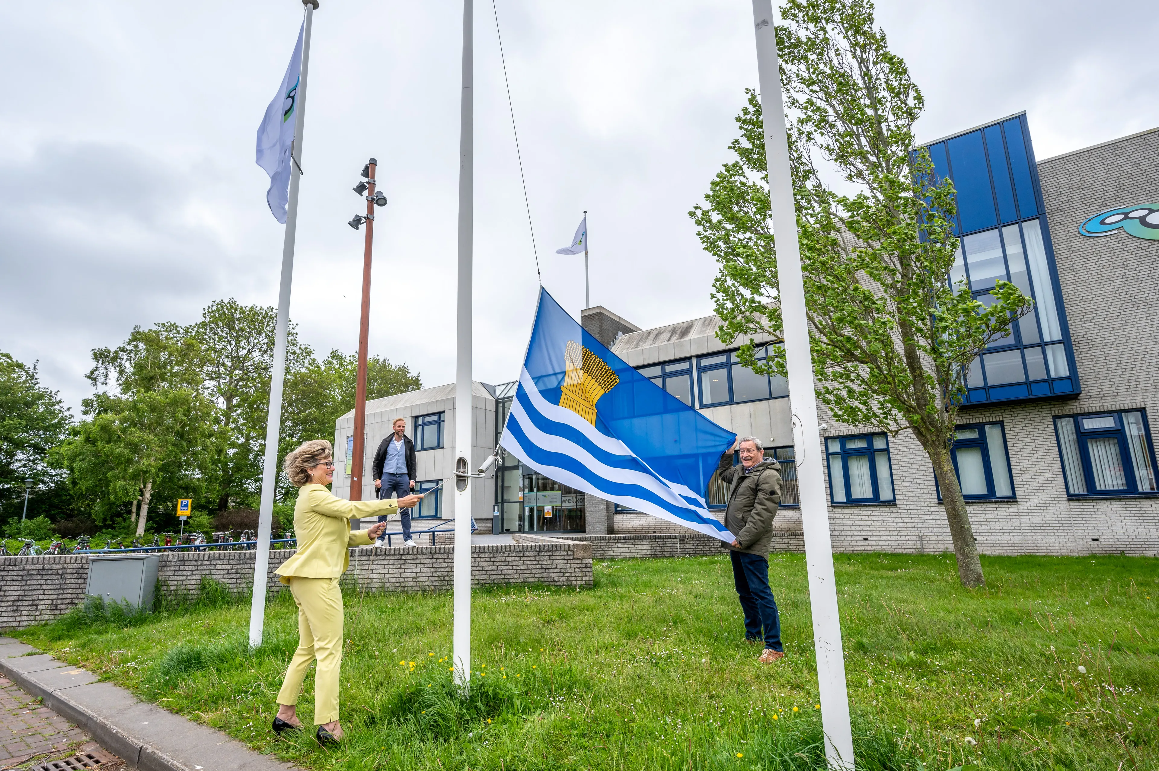 20210527 hijsen gemeentevlag