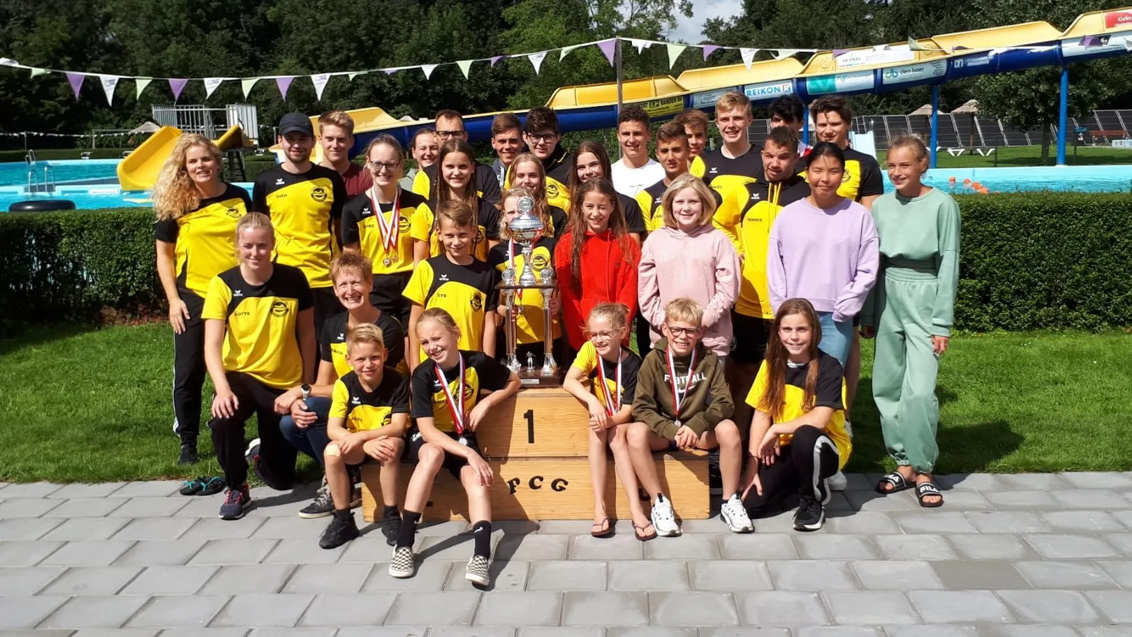 2121 08 28 doetse kom schotejil ploeg met bokaal 2