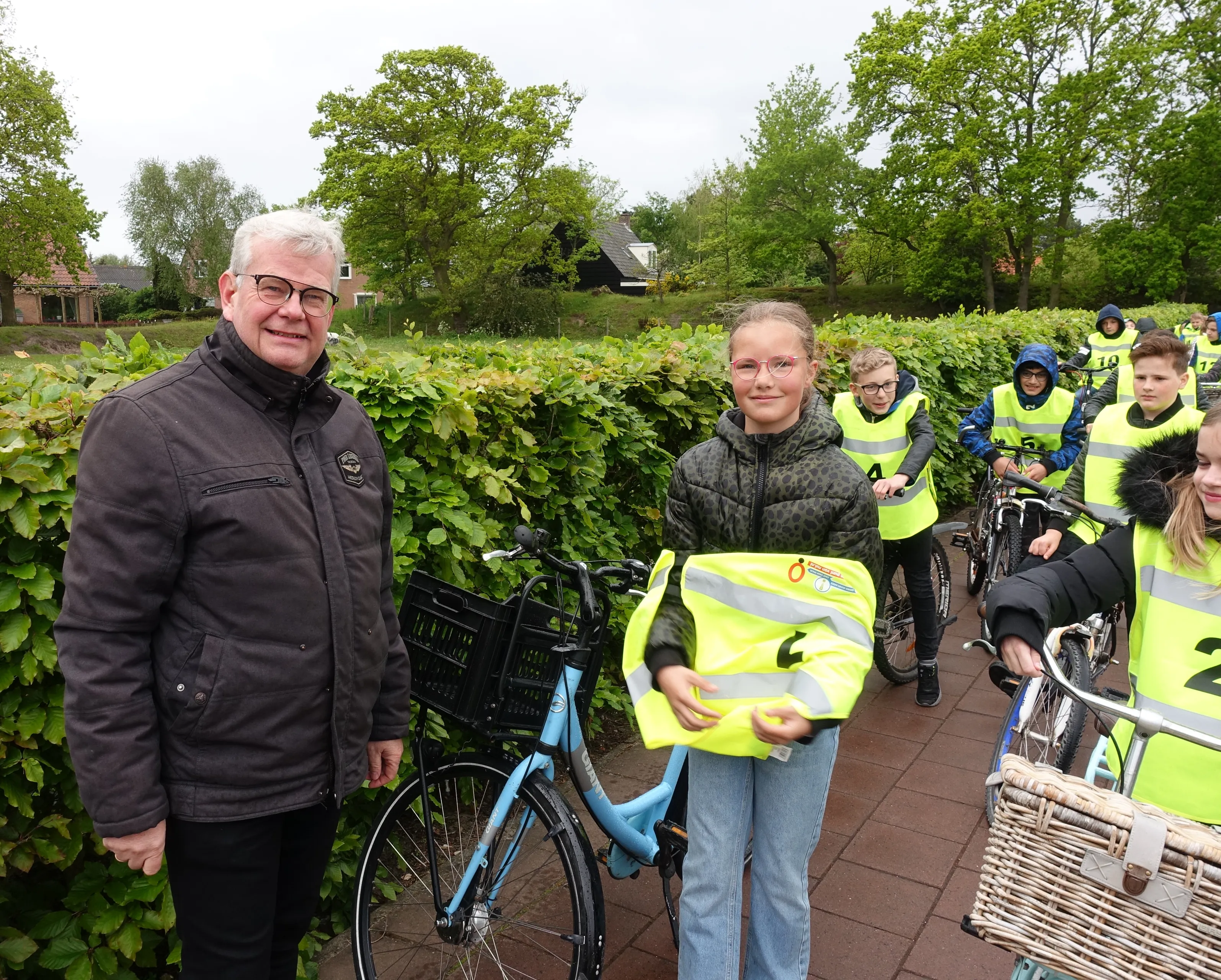 afbeelding gele hesjes fietsen door goeree overflakkee voor verkeersexamen