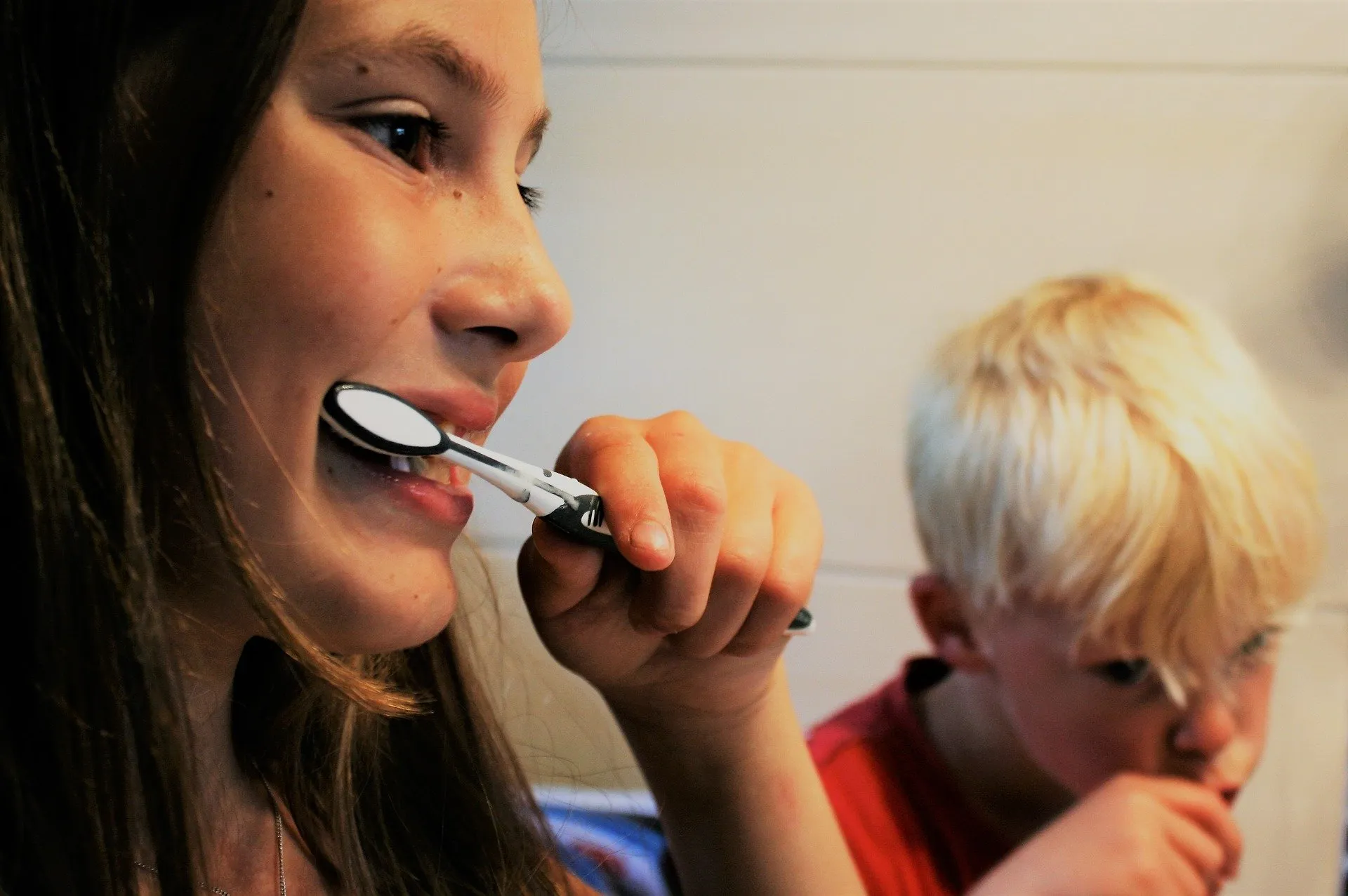 brushing teeth 2103219 1920