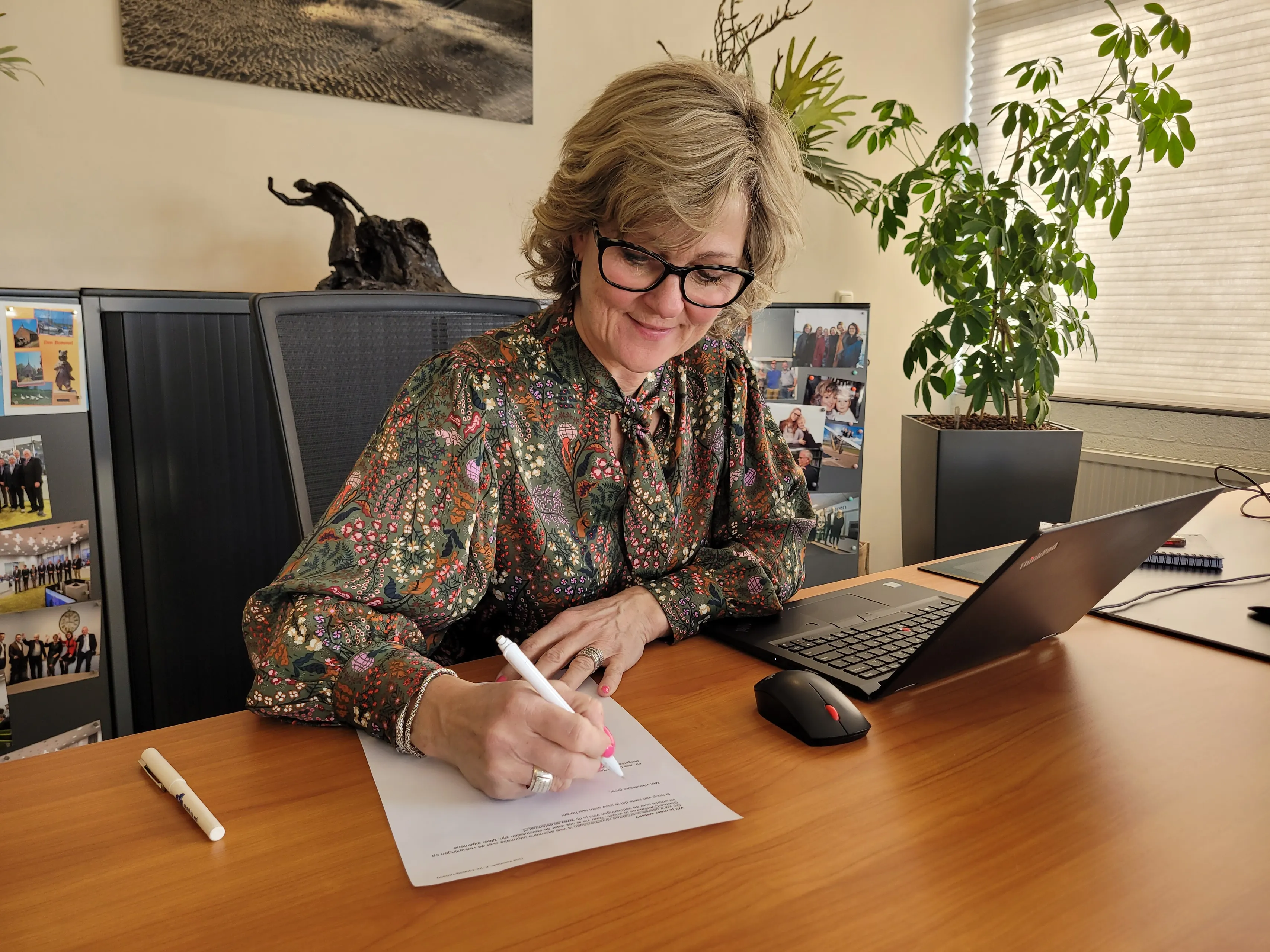 burgemeester tekent brief eerste stemmers 1