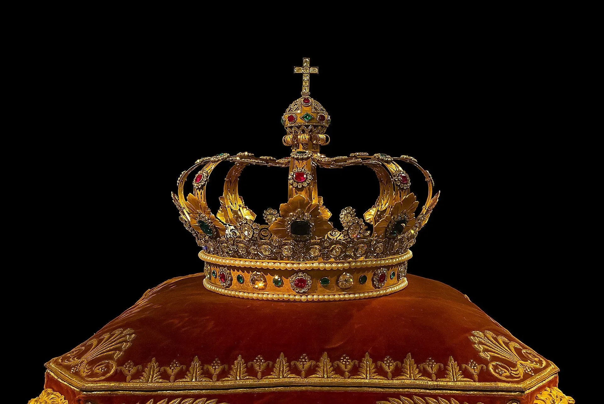 crown 759296 1920