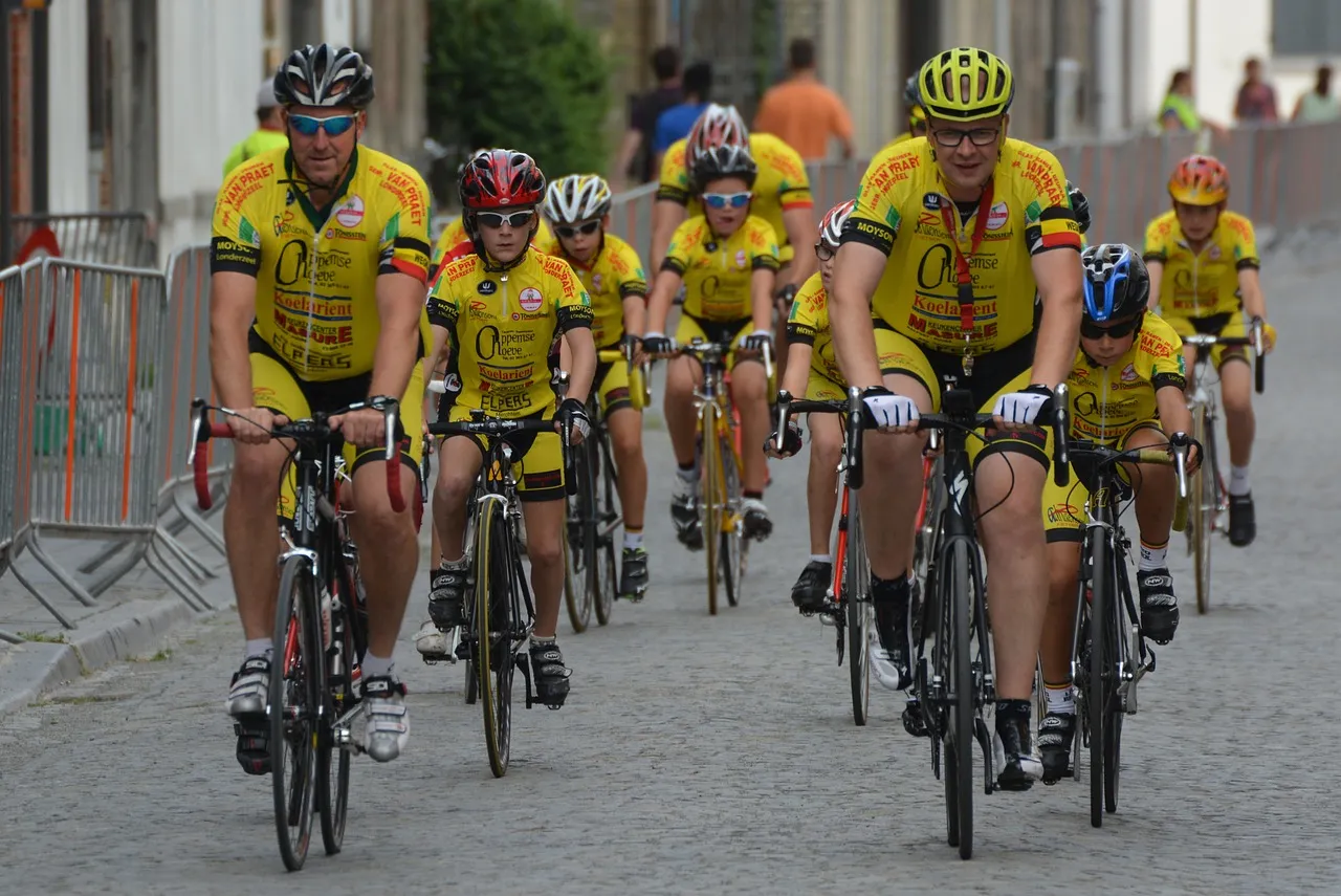 cyclists 881067 1280