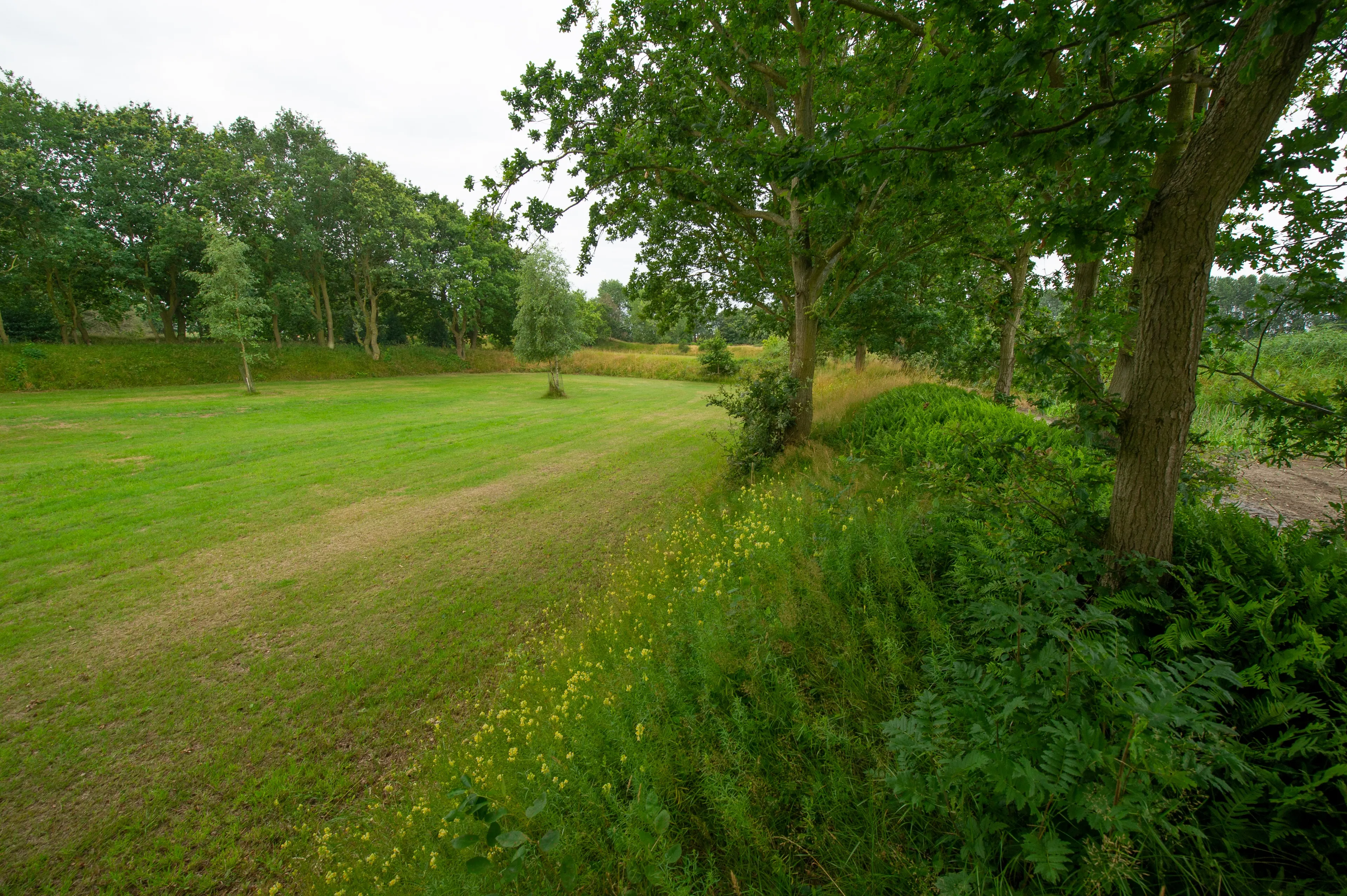 een mienige omringd door zandwallen mannenpad