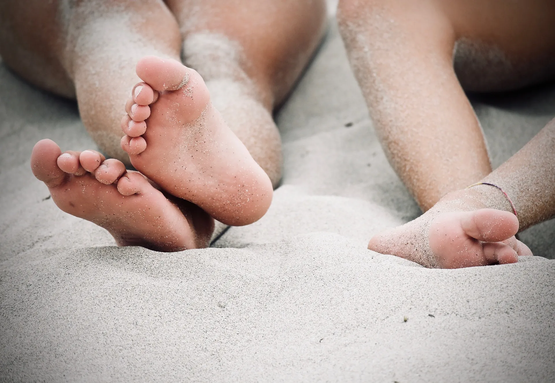 feet 3702125 1920