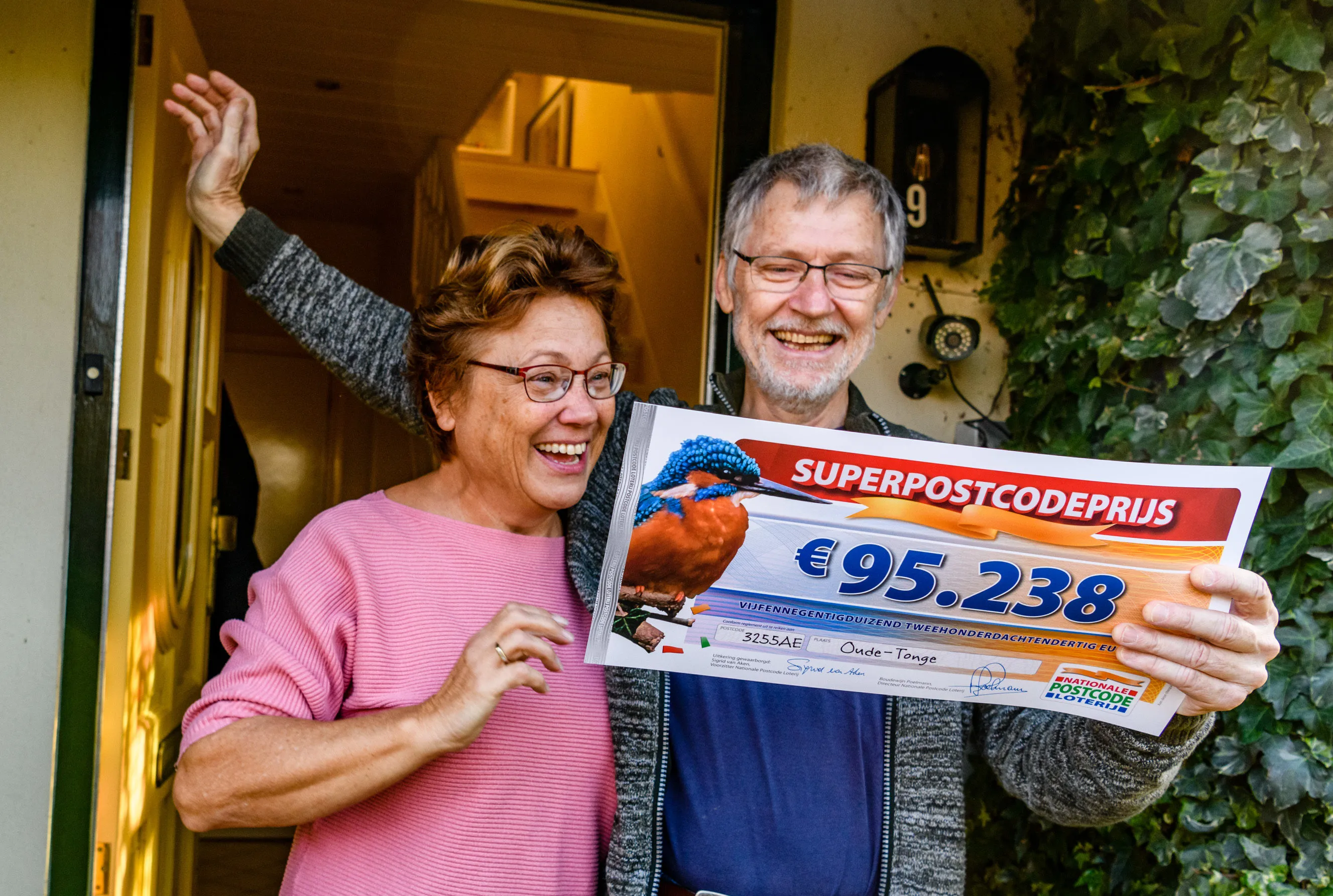 foto 2 aad en thea uit oude tonge worden verrast met de superpostcodeprijs cheque e1604925918239