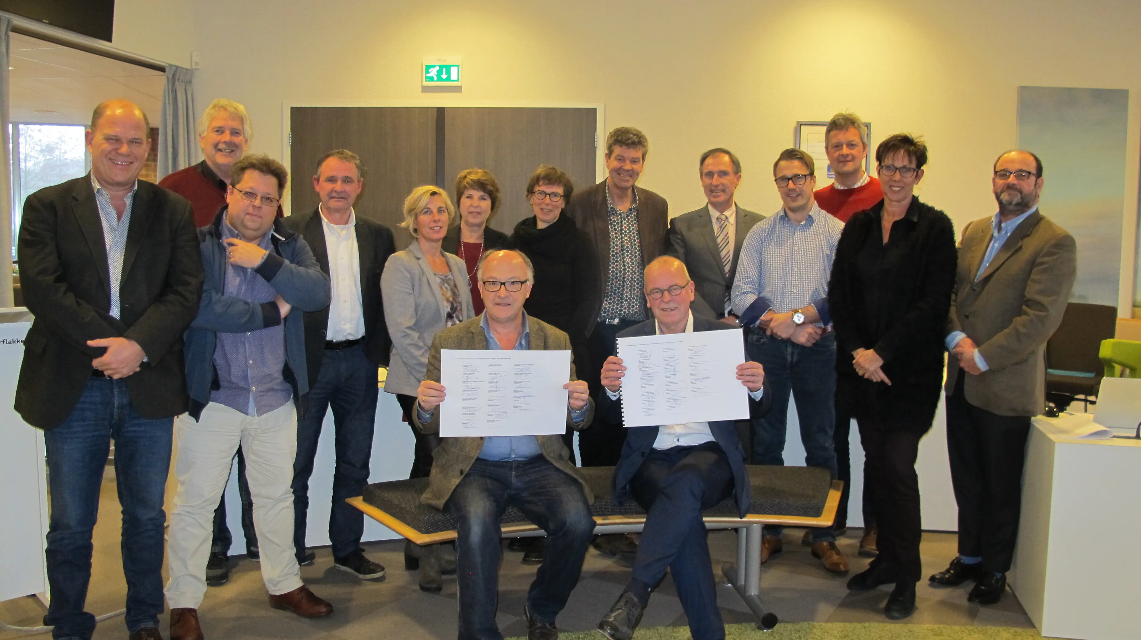 foto intentieakkoord getekend voor kwalitatief goed onderwijs op goeree overflakkee