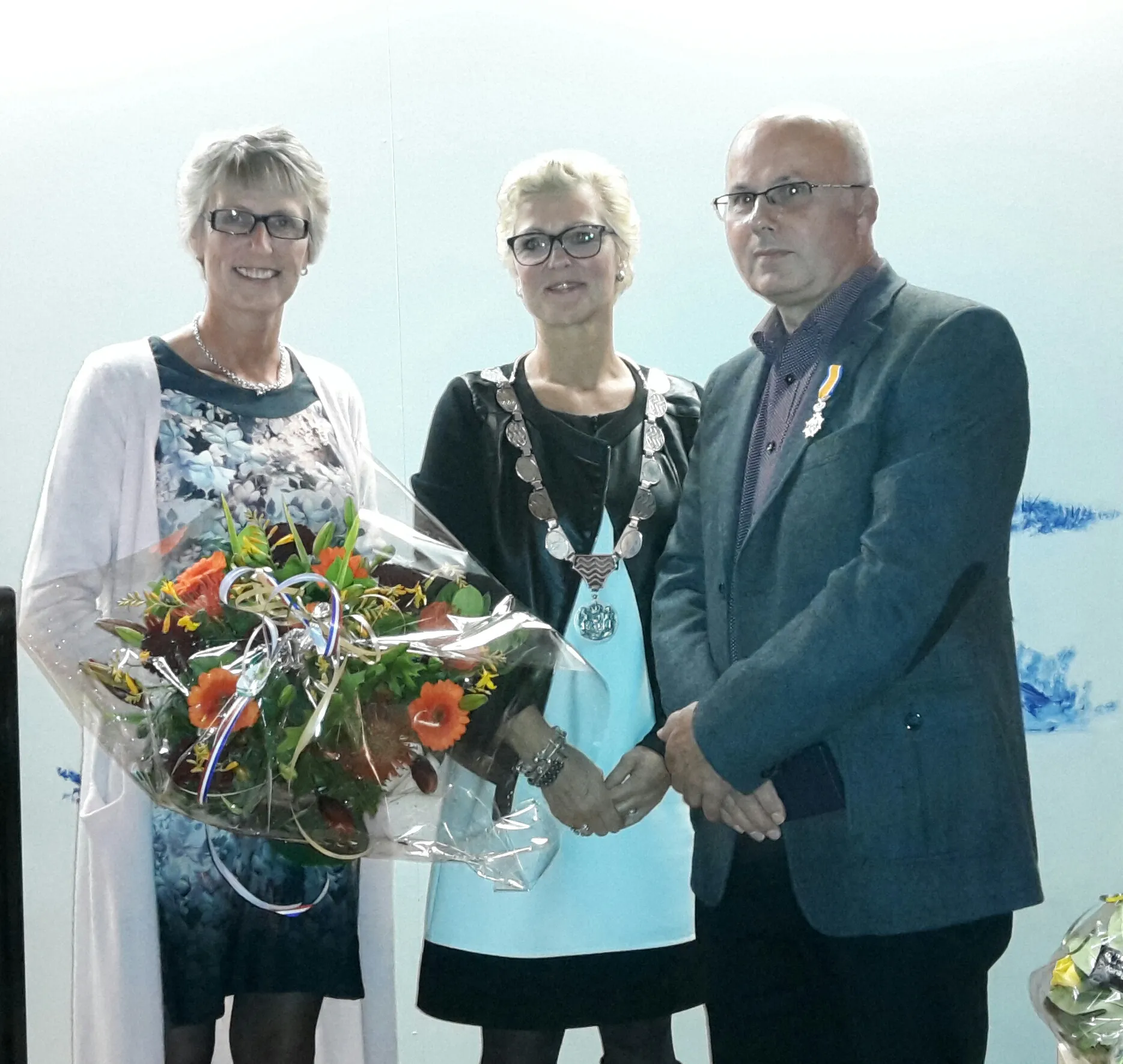 foto uitreiking koninklijjke onderscheiding j lugtenburg
