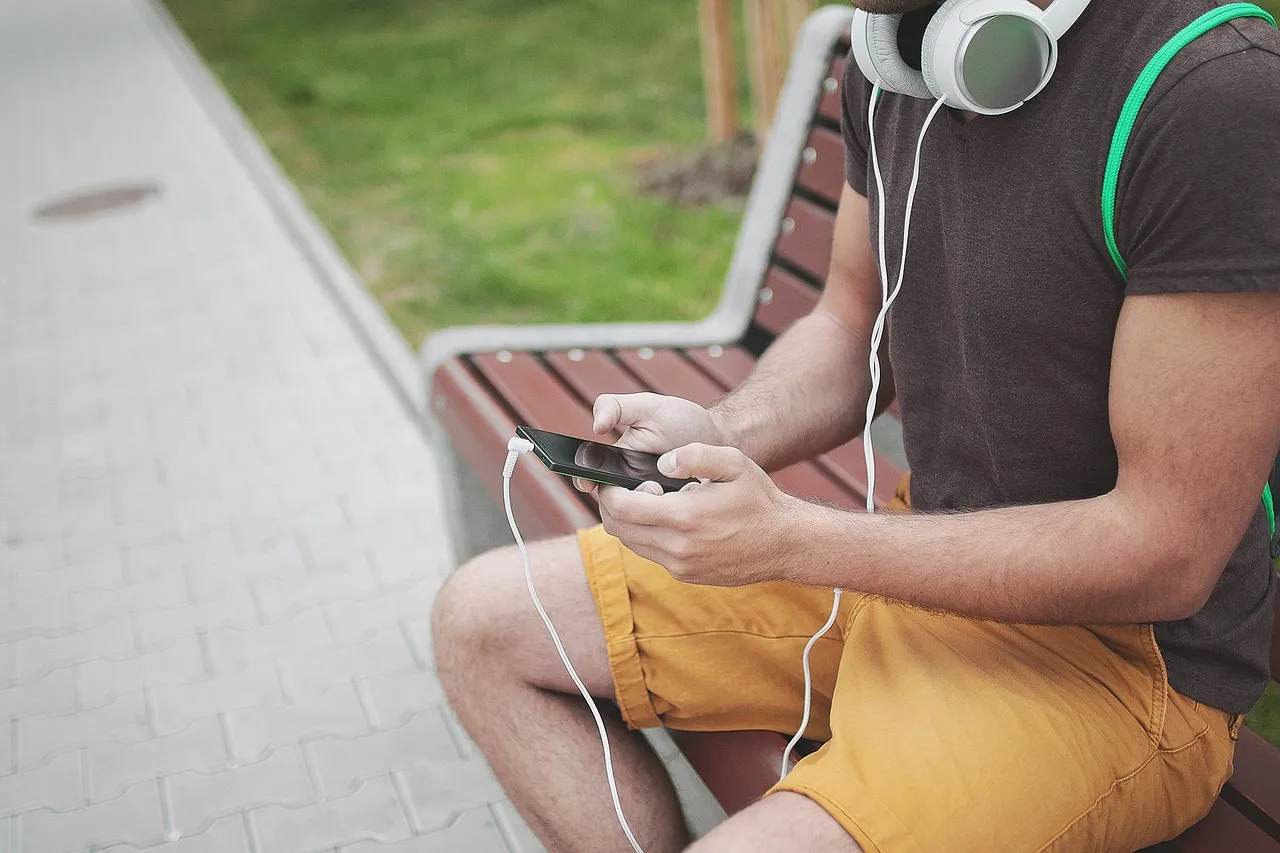 headphones 925886 1280