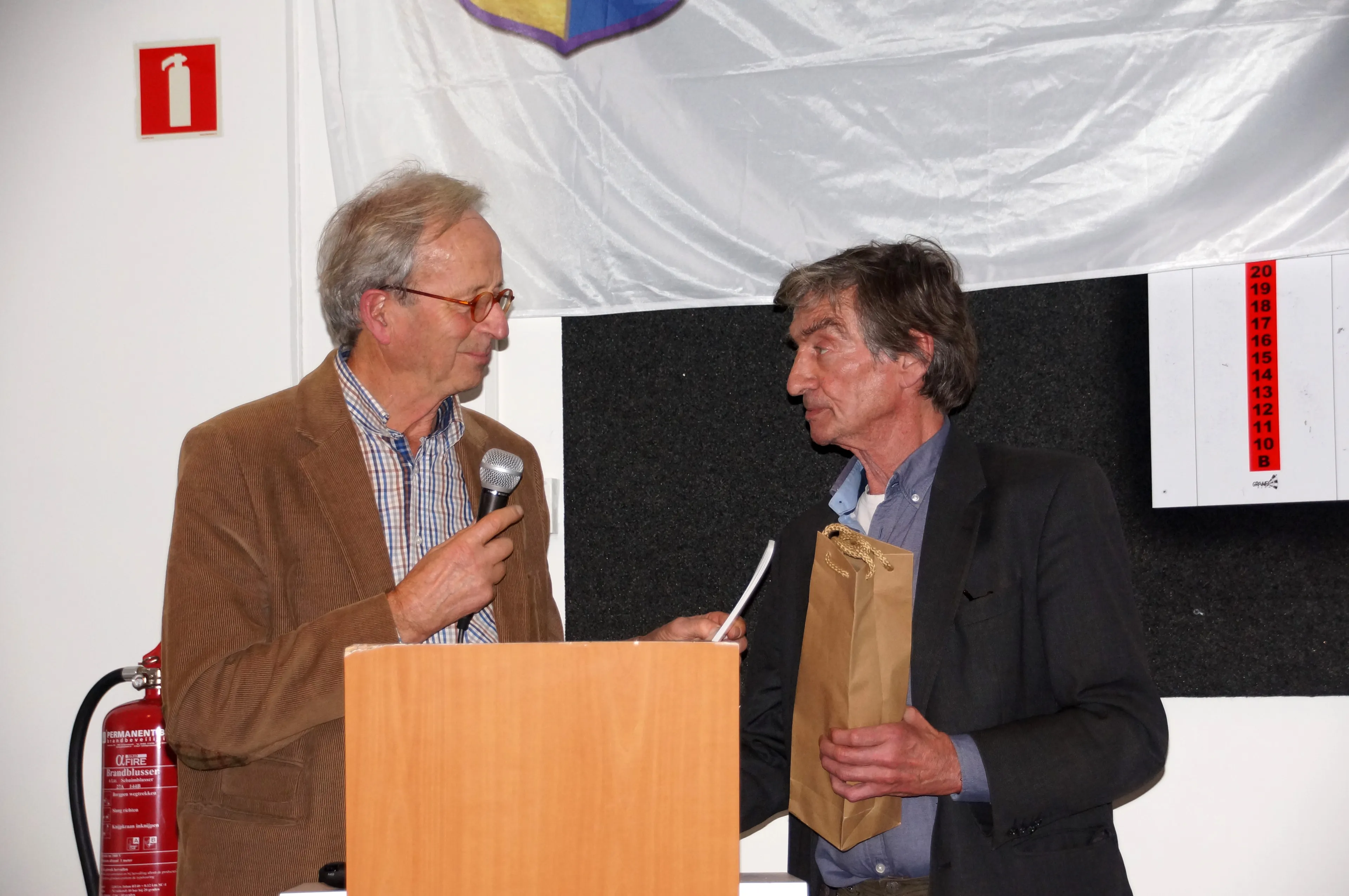 hein mijs geeft thomas ross een exemplaar en een drankje voor zijn bijdrage 1