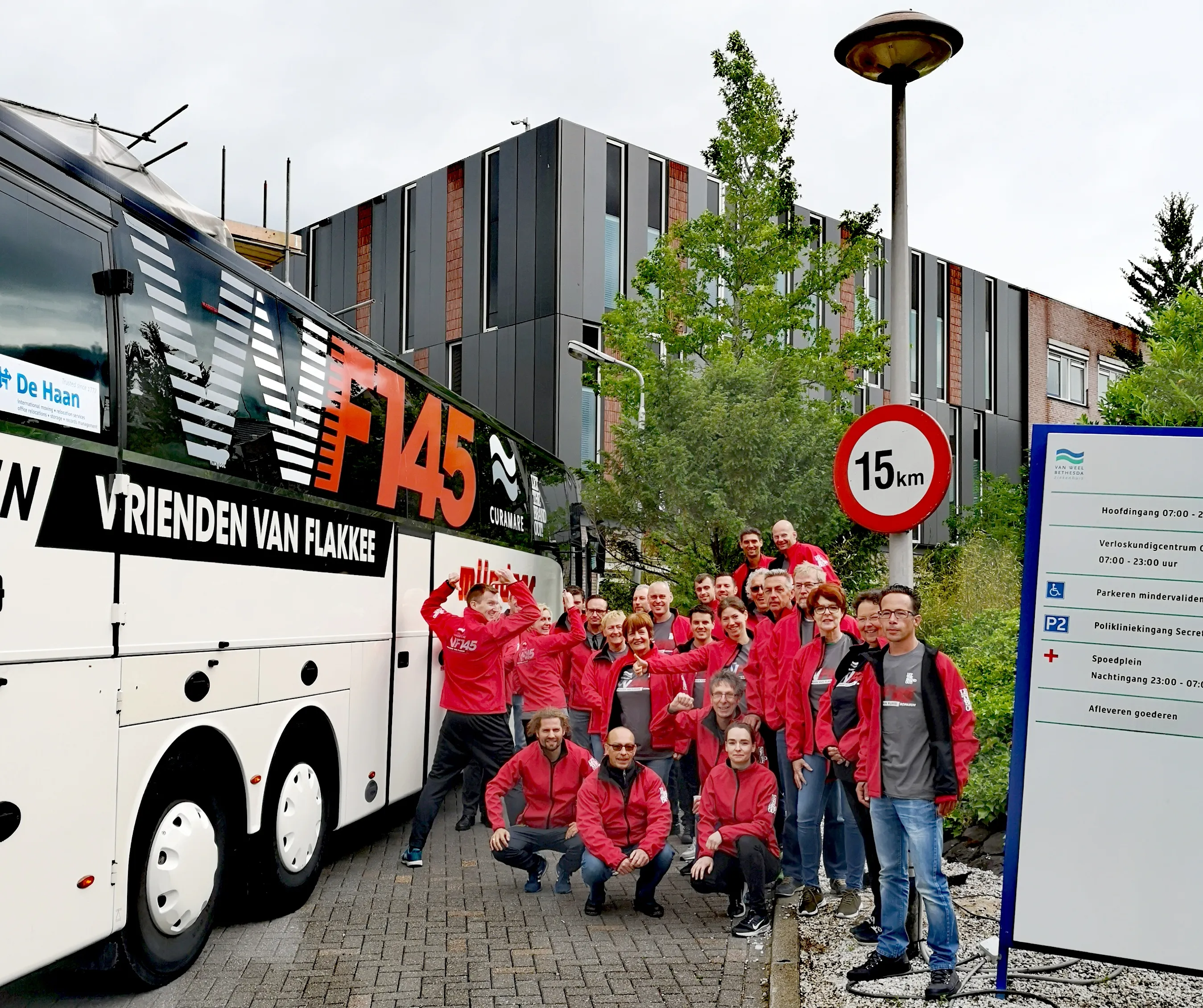 het team werd zaterdagochtend op het ziekenhuisterrein van hun sponsor curamare uitgezwaaid