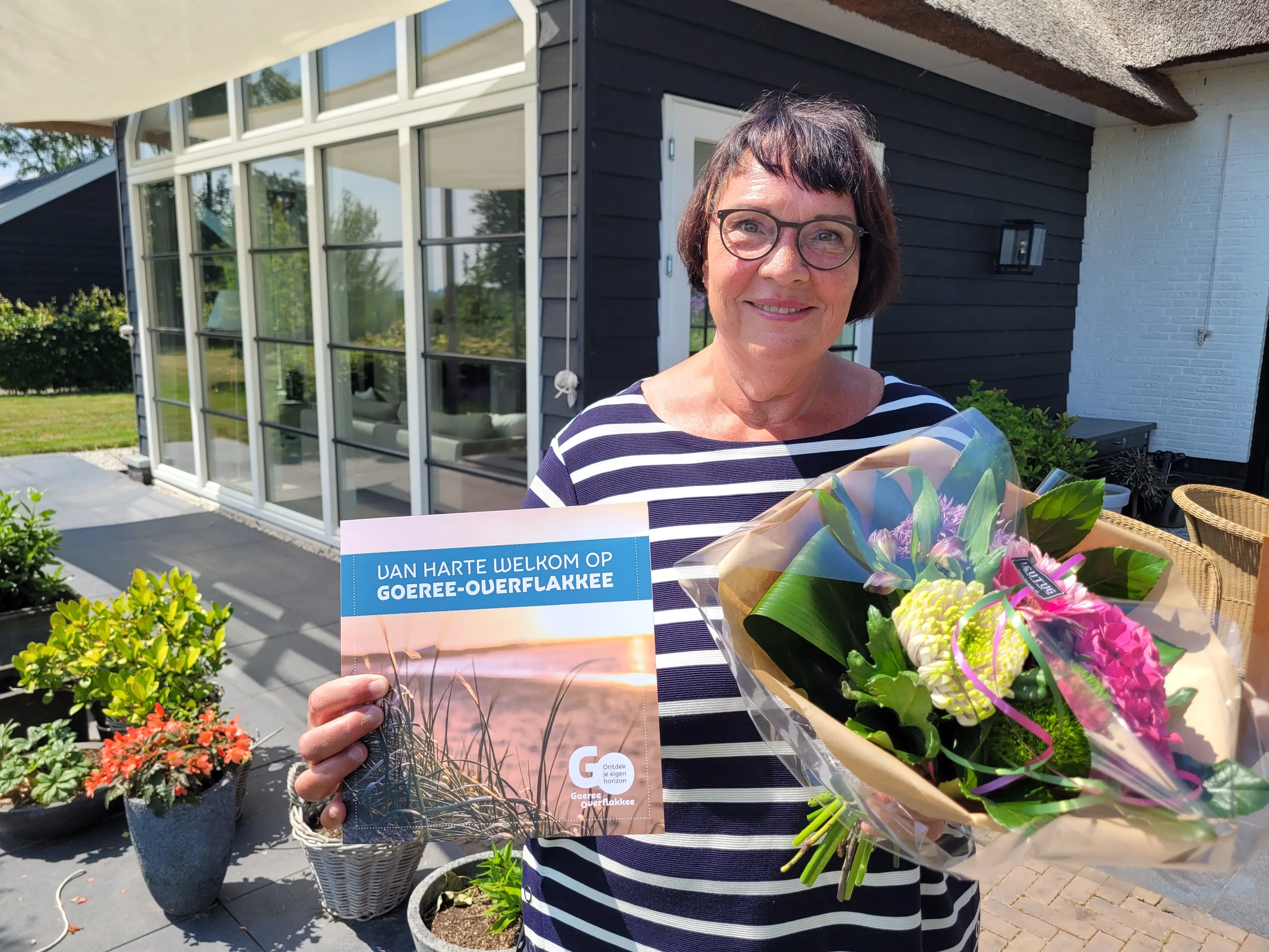 inwoonster van loon krijgt eerste boeket